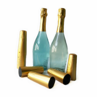 Το μπουκάλι κρασιού γυαλιού συρρικνώνεται τα καλύμματα που το χρυσό μαύρο PVC συρρικνώνεται SGS καψών
